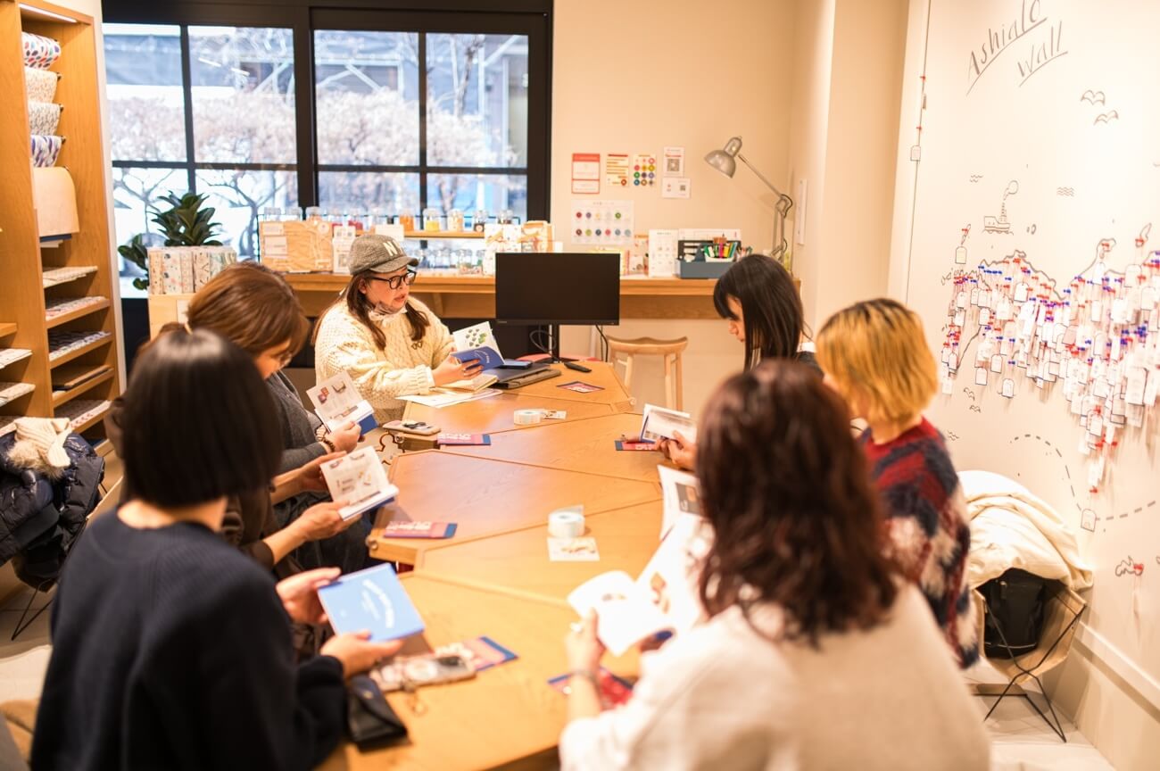 写真：イベントにて参加者がテーブルを囲み作業を行う様子