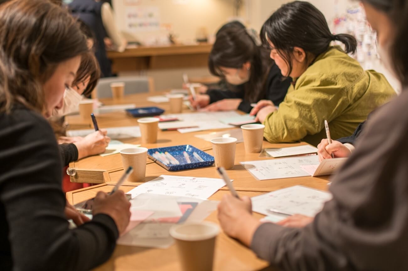 写真：イベントにて参加者が黙々と作業を行う様子