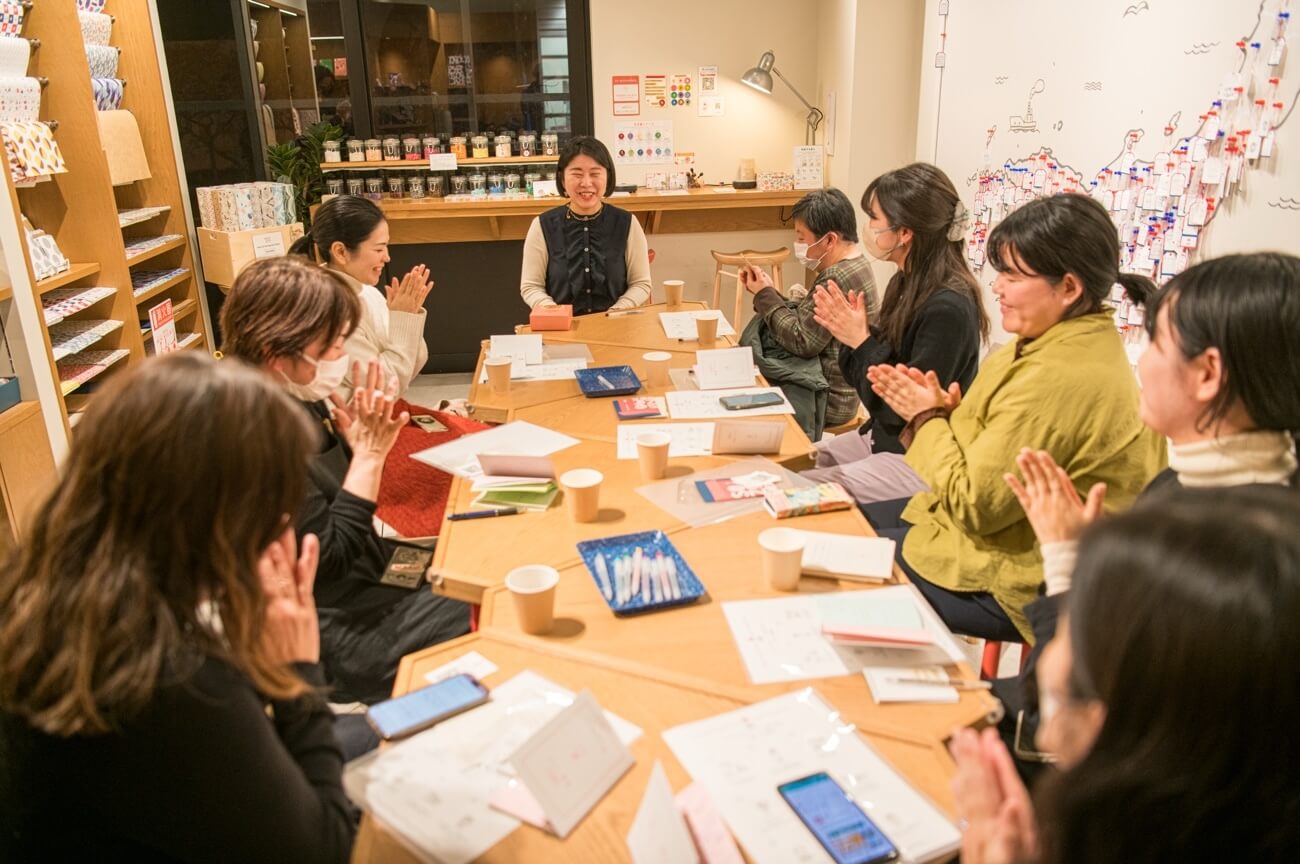 写真：イベントの最後で甲斐さんがメッセージを送り、参加者が拍手をする様子