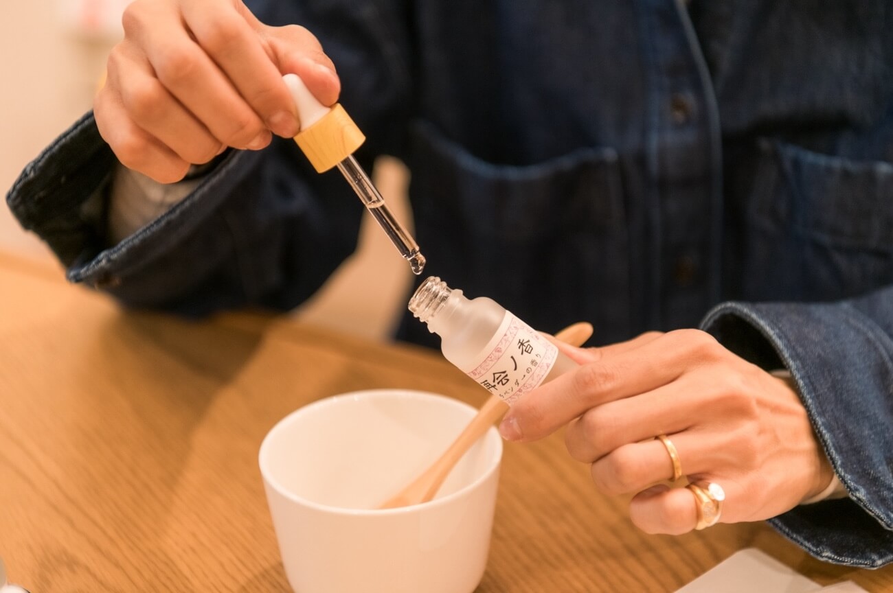 写真：調合する様子