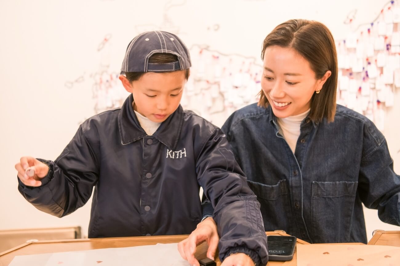 写真：JURIさんが息子さんと一緒に調合体験を楽しむ様子