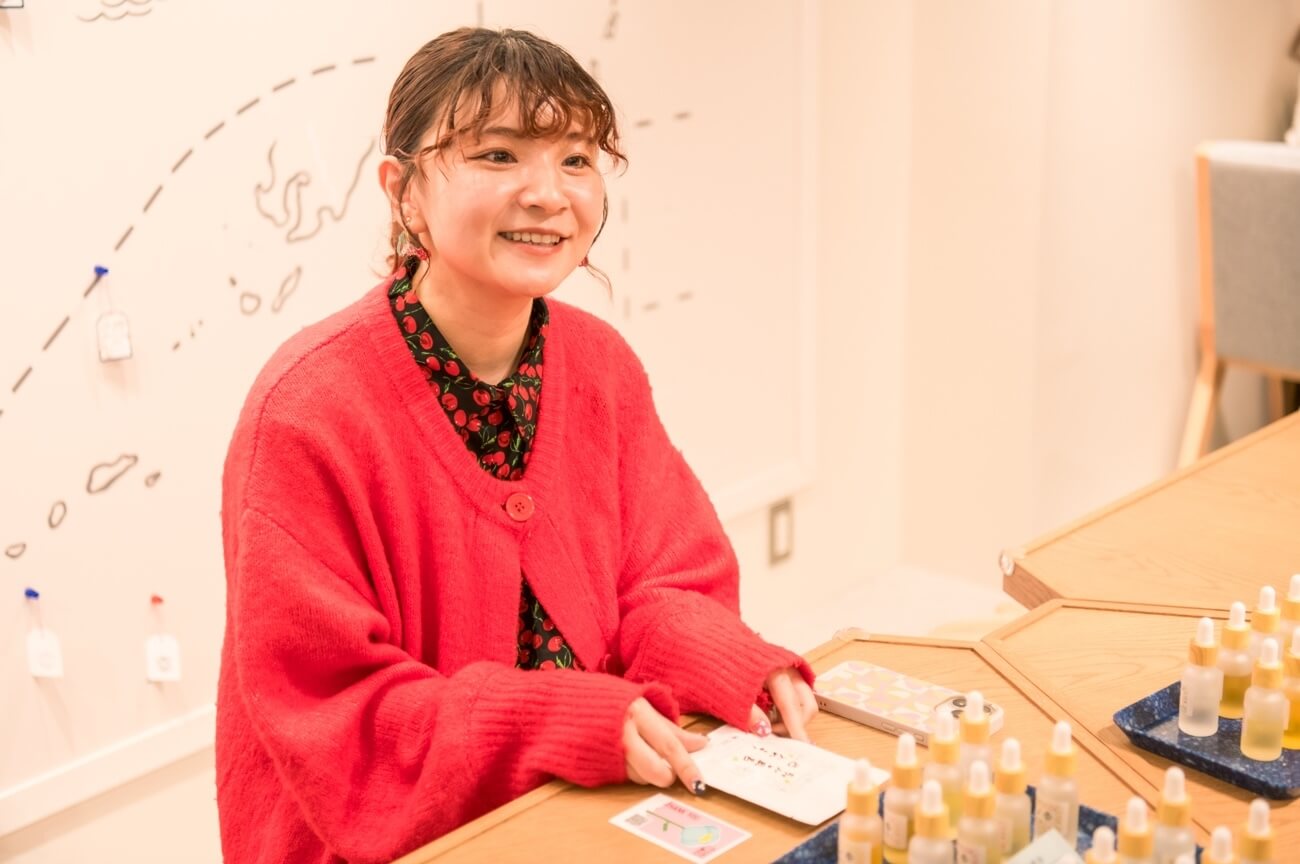 写真：調合体験に取り組むま ち こさん