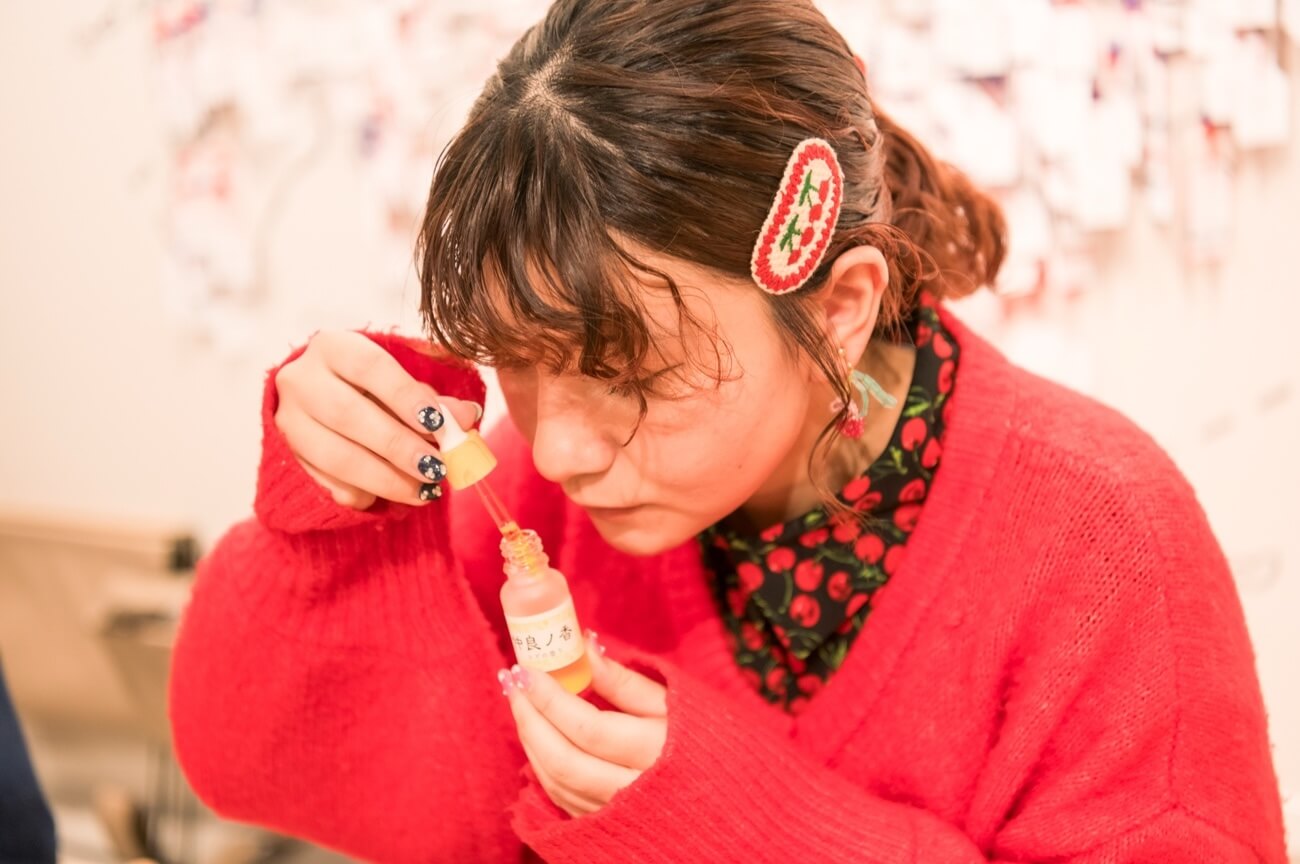 写真：香りを確認するま ち こさん