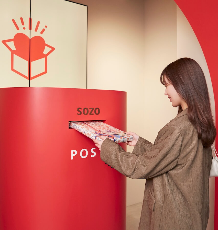 写真：店舗内のＳＯＺＯ　ＰＯＳＴに投函する様子